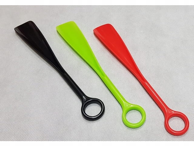 Łyżka do butów, obuwia, plastikowa 30cm z uchwytem rączką do powieszenia