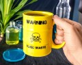 Kubek dla chemika toksyczne odpady czaszka żółty WARNING TOXIC WASTE