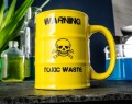 Kubek dla chemika toksyczne odpady czaszka żółty WARNING TOXIC WASTE