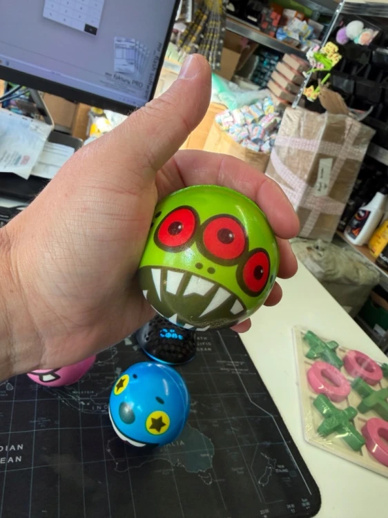 Piankowa piłeczka antystresowa gniotek MONSTER buźki POTWORY minki 6 cm
