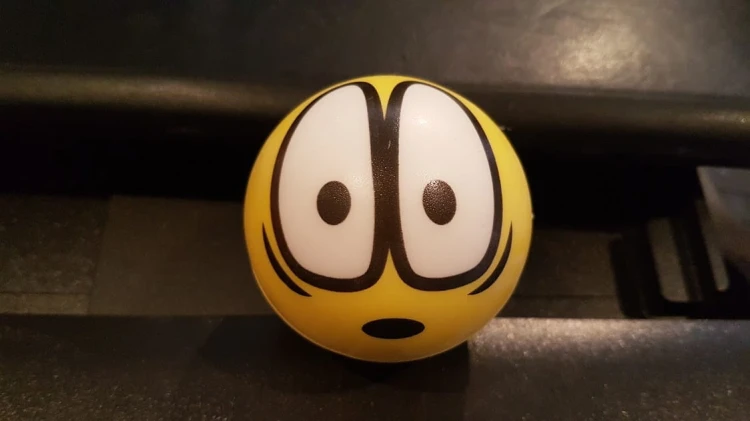 Piankowa piłeczka antystresowa gniotek EMOJI buźki minki 6 cm