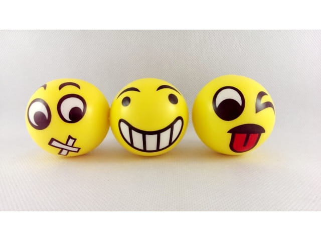 Piankowa piłeczka antystresowa gniotek EMOJI buźki minki 6 cm