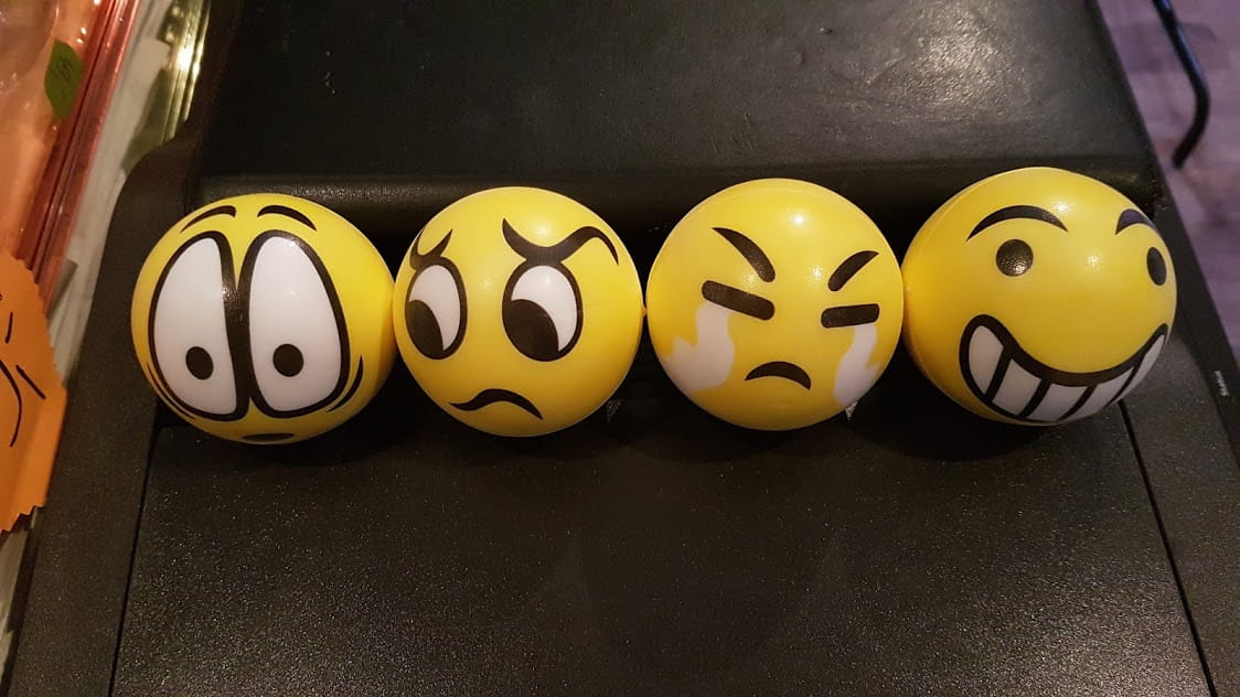 Piankowa piłeczka antystresowa gniotek EMOJI buźki minki 6 cm